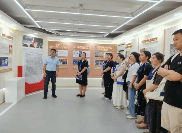 参观天津外国语大学中外制度比较思政课